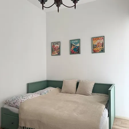 Beautiful Historical Three Bedroom In The Center Of شقة