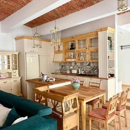 شقة Beautiful Historical Three Bedroom In The Center Of مودرا