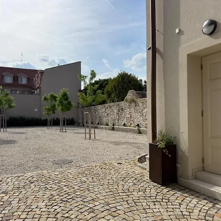Beautiful Historical Three Bedroom In The Center Of شقة *