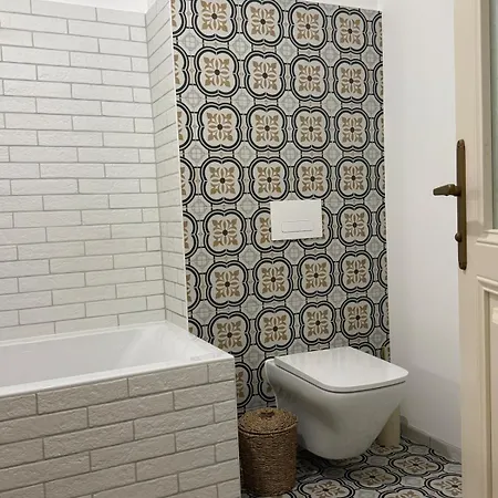 Beautiful Historical Three Bedroom In The Center Of مودرا