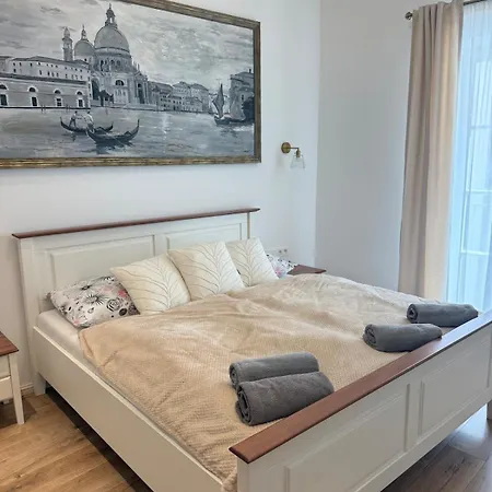 شقة Beautiful Historical Three Bedroom In The Center Of *