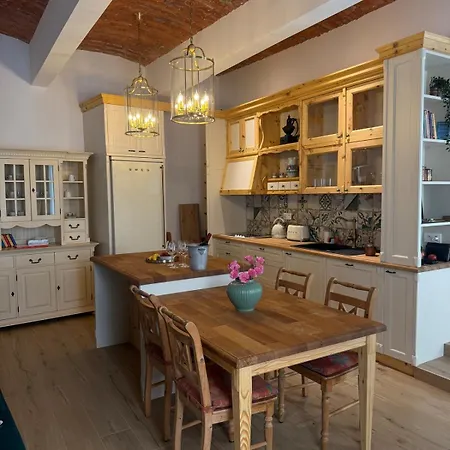 شقة Beautiful Historical Three Bedroom In The Center Of مودرا