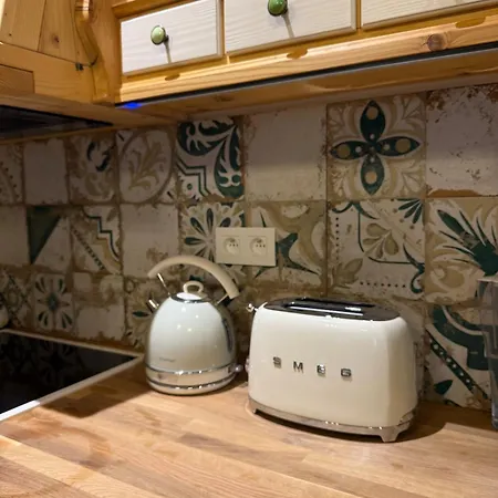 Beautiful Historical Three Bedroom In The Center Of شقة