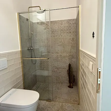 شقة Beautiful Historical Three Bedroom In The Center Of *