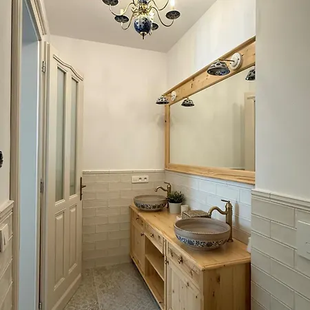 Beautiful Historical Three Bedroom In The Center Of شقة مودرا