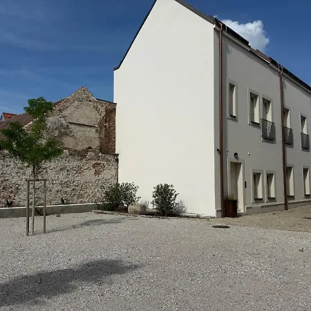 Beautiful Historical Three Bedroom In The Center Of