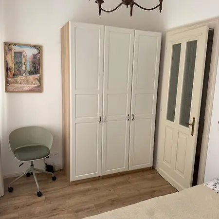 Beautiful Historical Three Bedroom In The Center Of شقة *