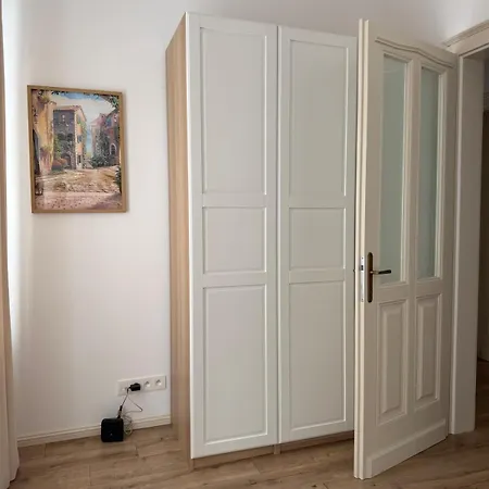 Beautiful Historical Three Bedroom In The Center Of شقة