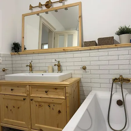 Beautiful Historical Three Bedroom In The Center Of مودرا