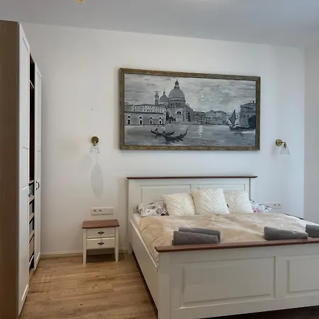 شقة Beautiful Historical Three Bedroom In The Center Of *