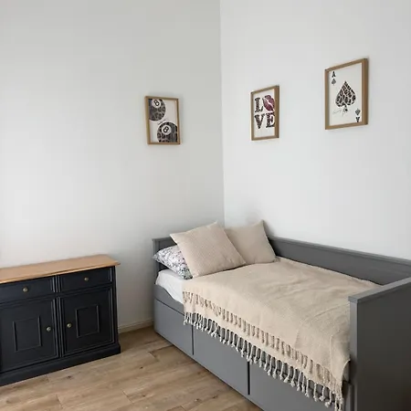 Beautiful Historical Three Bedroom In The Center Of * مودرا